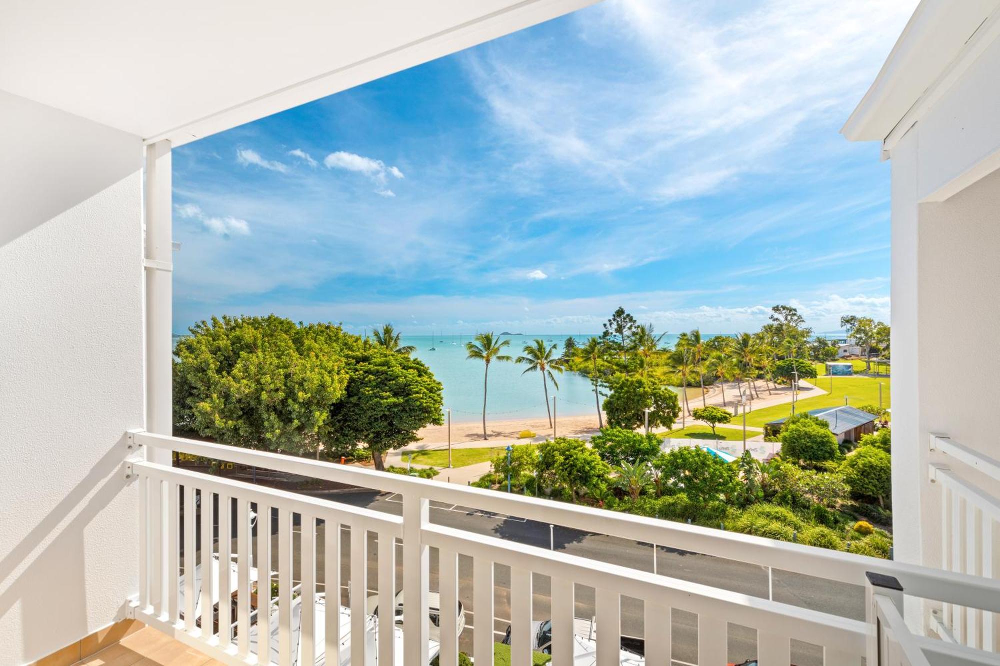Airlie Beach Hotel Экстерьер фото